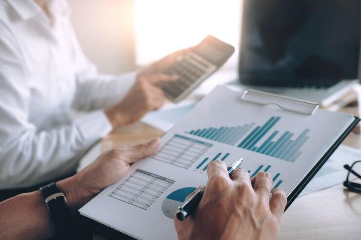 Os dados financeiros são informações relevantes que demonstram a situação econômica de uma empresa por meio de relatórios atualizados